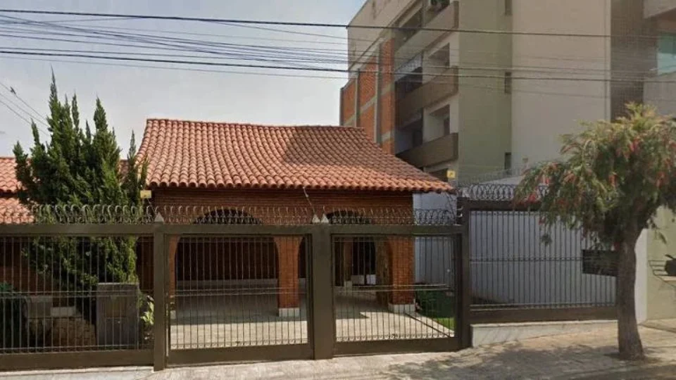 Muro ‘anticuriosos’ separa casa e prédio em MG; entenda legislação