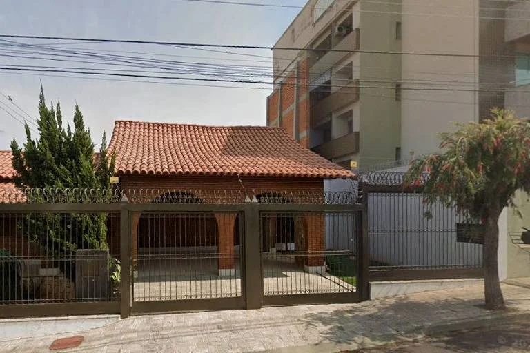 Muro ‘anticuriosos’ separa casa e prédio em MG; entenda legislação