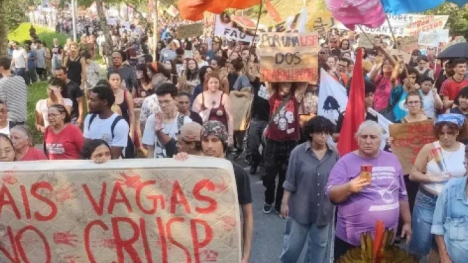 USP oferece reajuste de bolsas e criação de novo auxílio para encerrar greve dos estudantes
