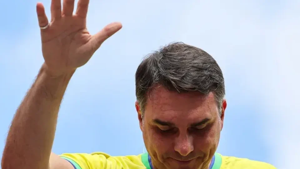 Líder do governo pede bloqueio de bens e tornozeleira para Flávio Bolsonaro