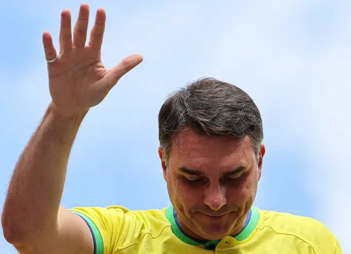 Líder do governo pede bloqueio de bens e tornozeleira para Flávio Bolsonaro