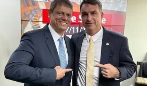 Flávio faz ato de pré-campanha com Tarcísio e diz que ele será presidente ‘um dia’