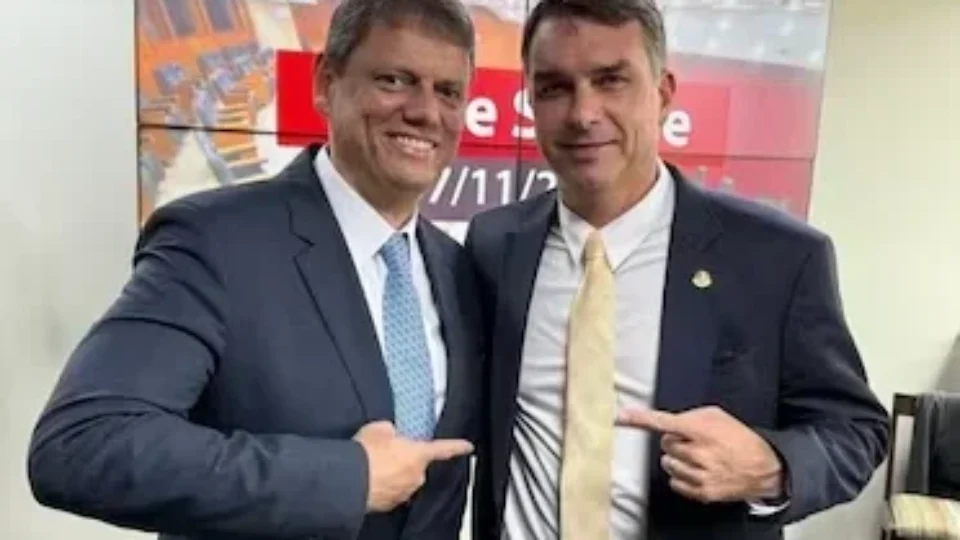 Flávio faz ato de pré-campanha com Tarcísio e diz que ele será presidente ‘um dia’