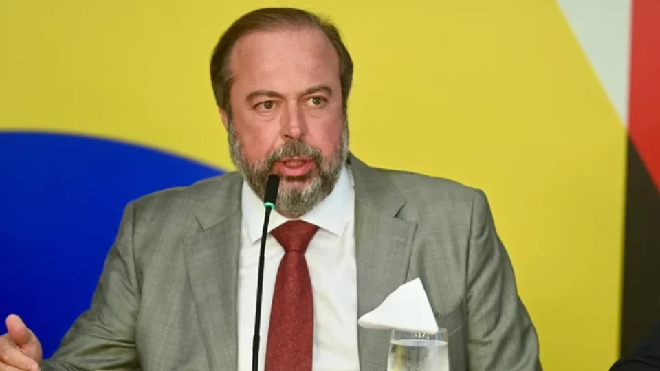 Brasil busca autossuficiência em diesel e gás de cozinha, diz Alexandre Silveira