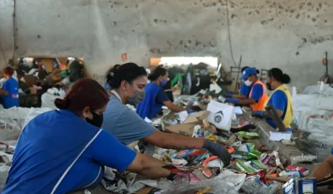Plástico ‘reciclável’ gera prejuízo e sobrecarrega catadores no Rio
