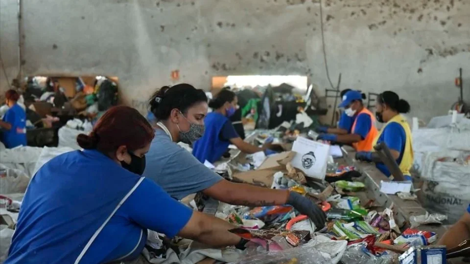 Plástico ‘reciclável’ gera prejuízo e sobrecarrega catadores no Rio