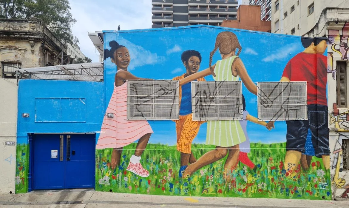 Sindicato aciona MP contra documentário da Brasil Paralelo gravado em creche de SP