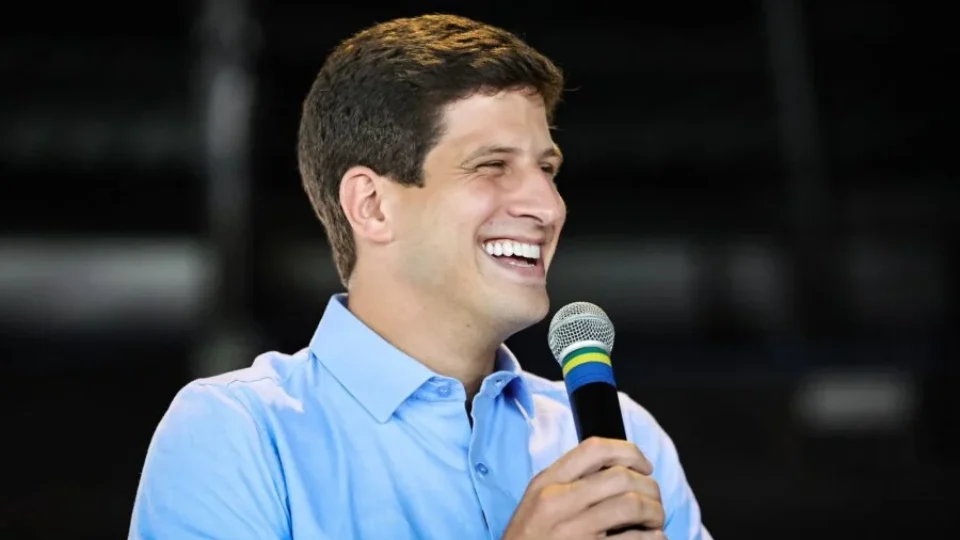 João Campos lidera 1º turno em PE com 50% das intenções de voto; Raquel Lyra tem 38%