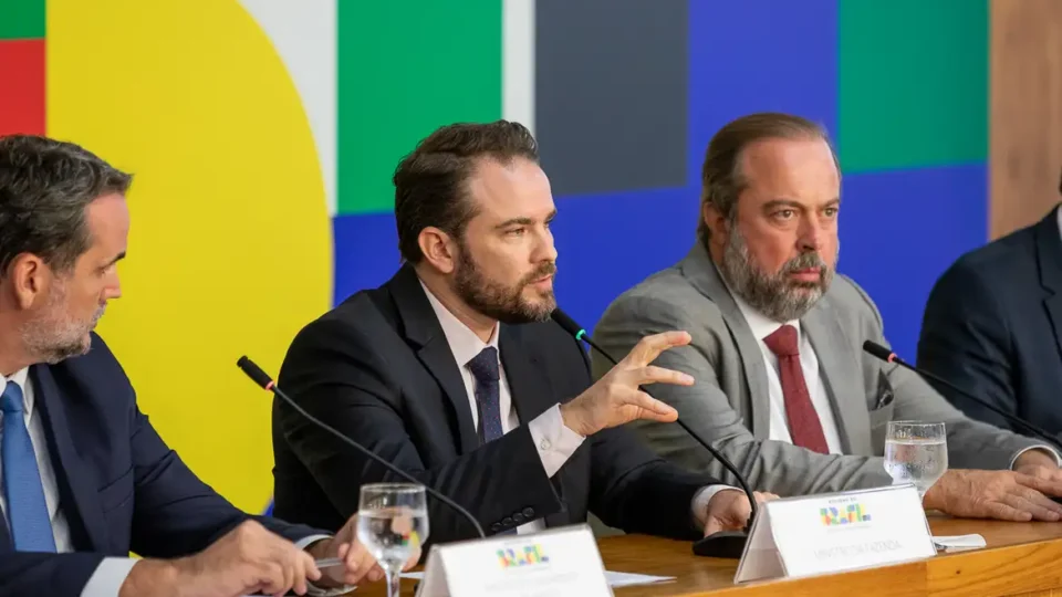 Governo eleva imposto do cigarro para bancar querosene e biodiesel