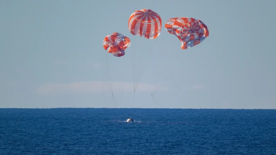 Artemis 2 pousa no Pacífico e conclui a primeira viagem tripulada à Lua do século 21
