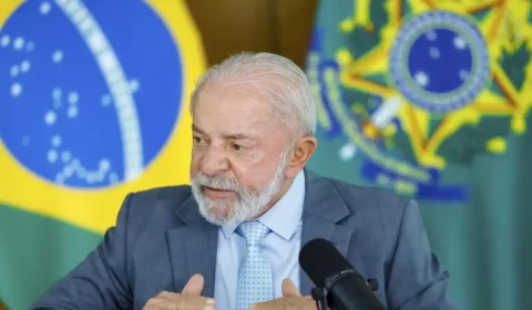 O que EUA fizerem conosco, vamos fazer com eles, diz Lula sobre credencial de americano