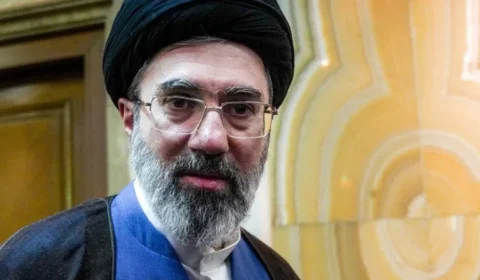 Khamenei reforça que Estreito de Ormuz terá novas regras para passagem