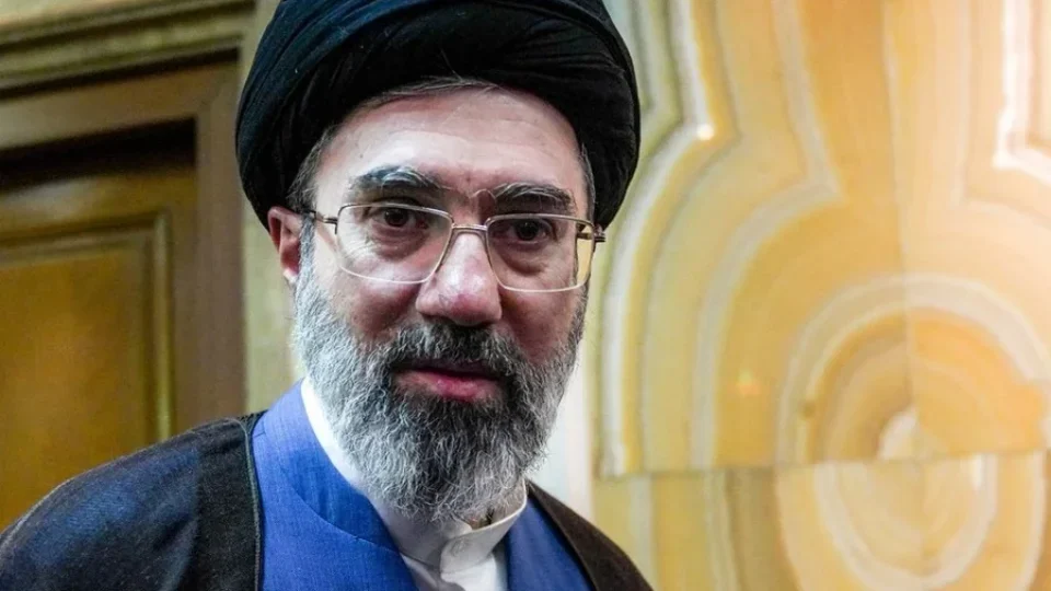 Khamenei reforça que Estreito de Ormuz terá novas regras para passagem