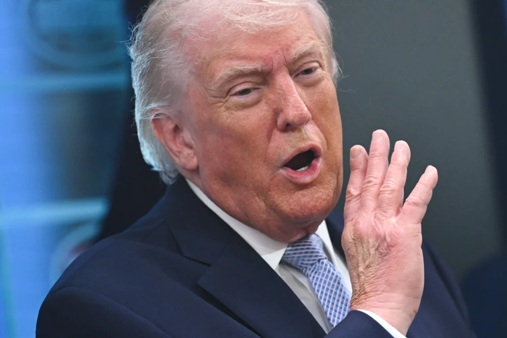 Sem acordo com Irã, Trump agora anuncia seu bloqueio de Hormuz