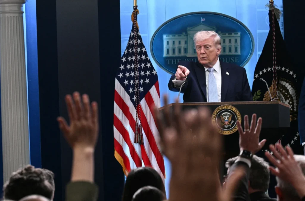 Trump estende cessar-fogo com Irã e mantém bloqueio no Estreito de Ormuz