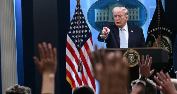 Trump vai monitorar redes sociais de jornalistas estrangeiros para dar visto