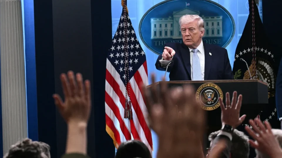 Trump estende cessar-fogo com Irã e mantém bloqueio no Estreito de Ormuz