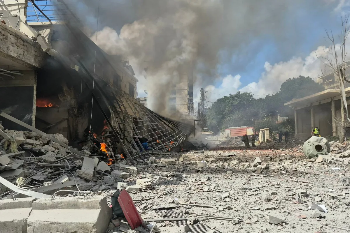 Equipes de resgate correm para o local de um ataque aéreo israelense que teve como alvo o Centro de Segurança do Estado Libanês, na cidade de Nabatieh, sul do Líbano, em 10 de abril de 2026 | Abbas Fakih/AFP