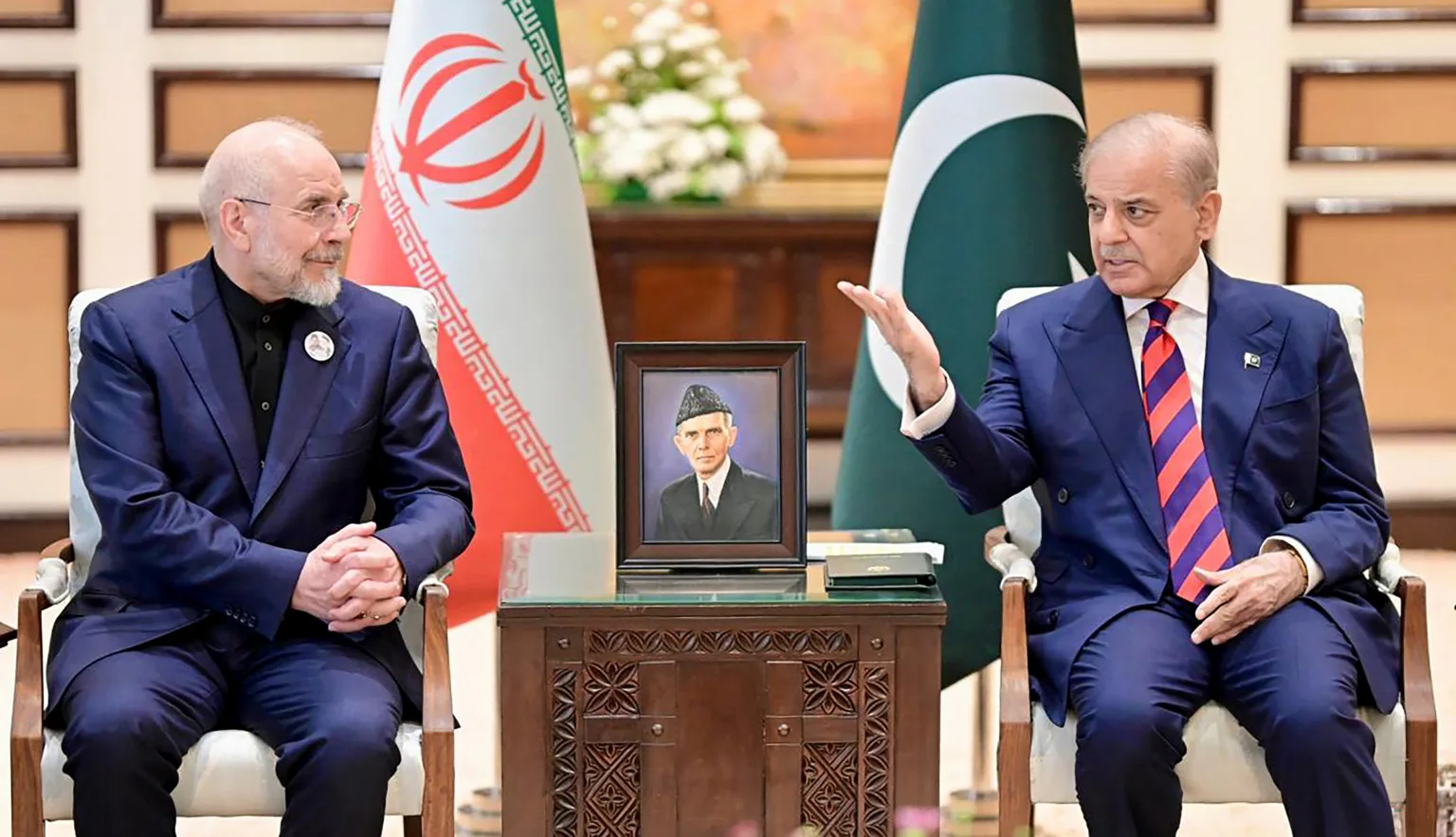 Encontro neste sábado (11) entre primeiro ministro do Paquistão, Shehbaz Sharif (à direita) e presidente do parlamento iraniano, Mohammad Bagher Ghalibaf | Crédito: Foto por – / PAKISTAN PRIME MINISTER'S OFFICE / AFP