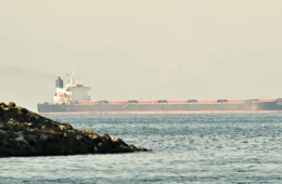 Irã anuncia ‘abertura completa’ de Ormuz; Trump diz que seu bloqueio naval continua