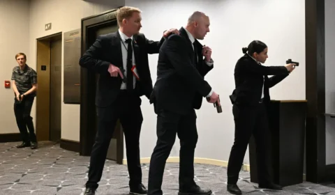 Donald Trump é retirado de jantar com jornalistas após disparos