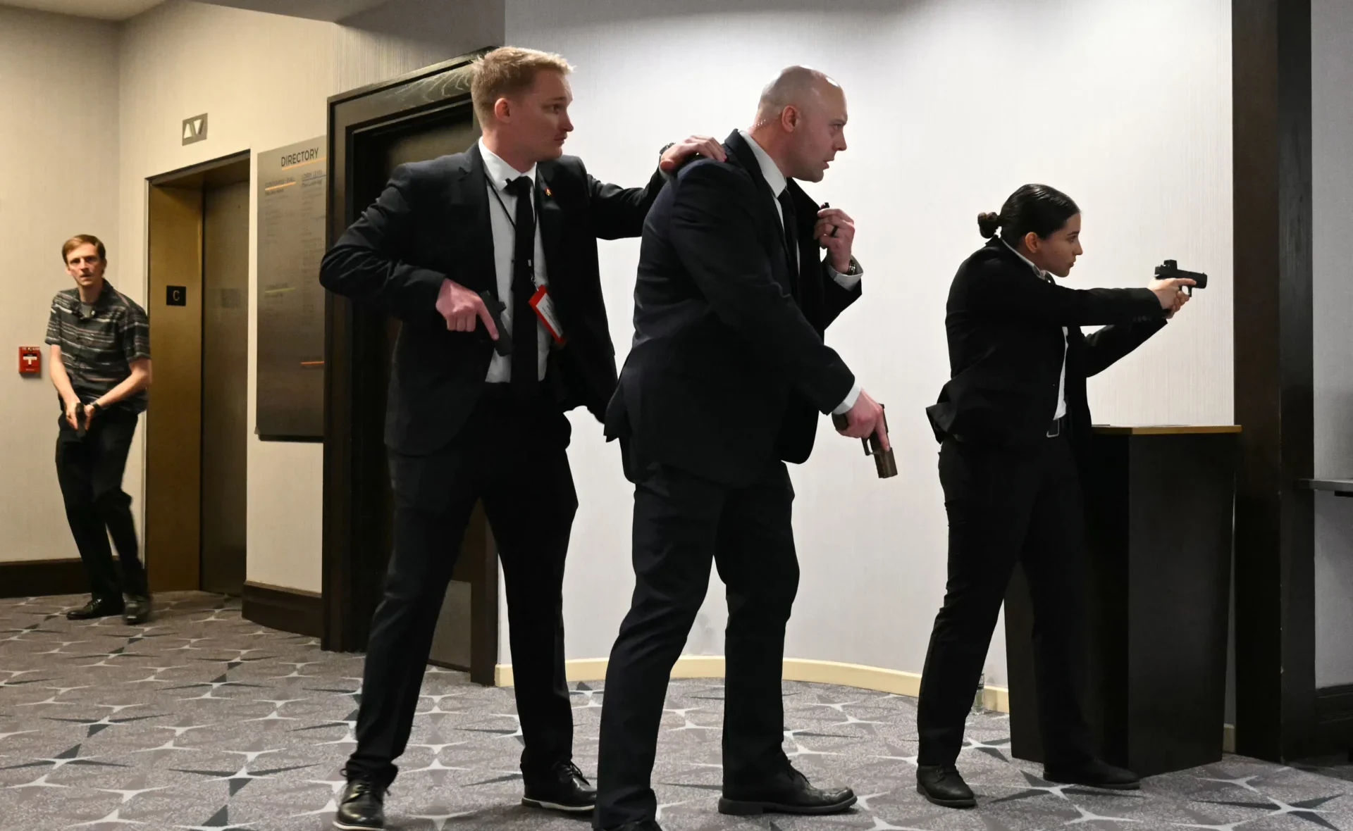 Donald Trump é retirado de jantar com jornalistas após disparos