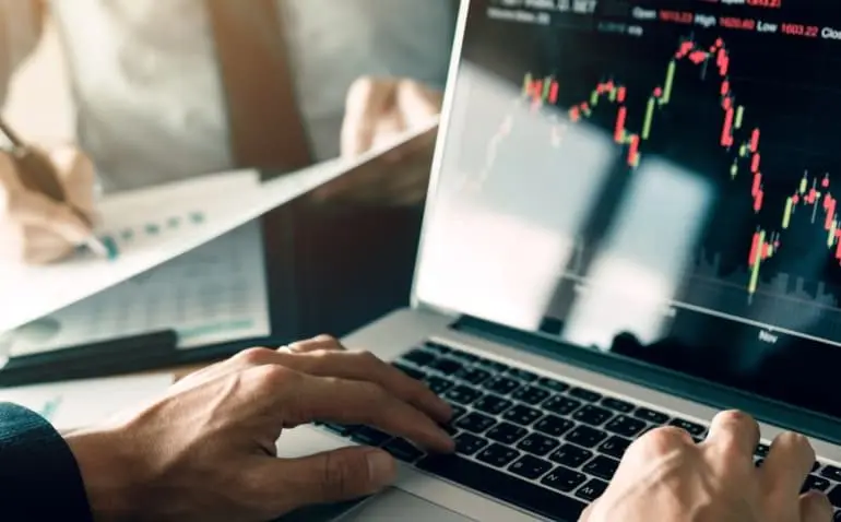 A imagem detalha uma pessoa analisando dados financeiros em uma planilha técnica. No contexto do orçamento público, essa análise é fundamental para o controle social, permitindo que a sociedade fiscalize a aplicação dos recursos e questione as prioridades estabelecidas pelo Estado.