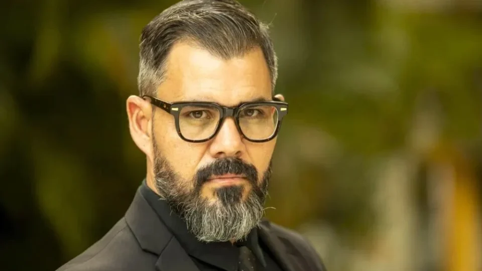Ator Juliano Cazarré é criticado nas redes por evento contra ‘enfraquecimento dos homens’