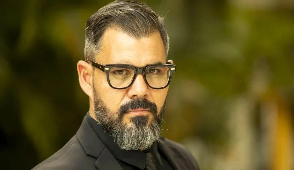 Ator Juliano Cazarré é criticado nas redes por evento contra ‘enfraquecimento dos homens’
