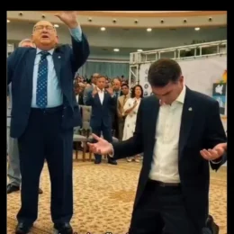 Flávio Bolsonaro é denunciado por propaganda eleitoral antecipada em igreja evangélica