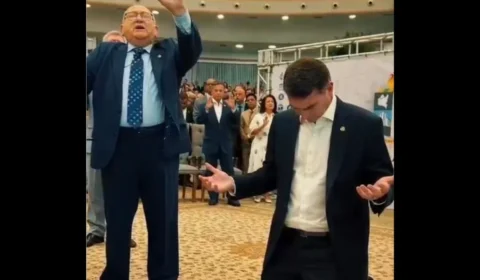 Flávio Bolsonaro é denunciado por propaganda eleitoral antecipada em igreja evangélica