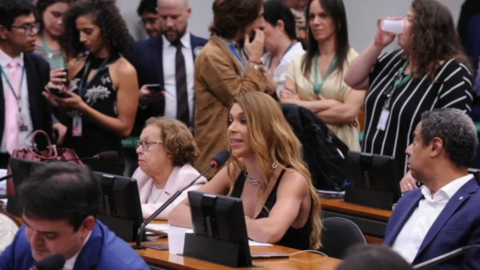 CCJ da Câmara deve votar PECs da escala 6×1 nesta quarta; entenda as propostas