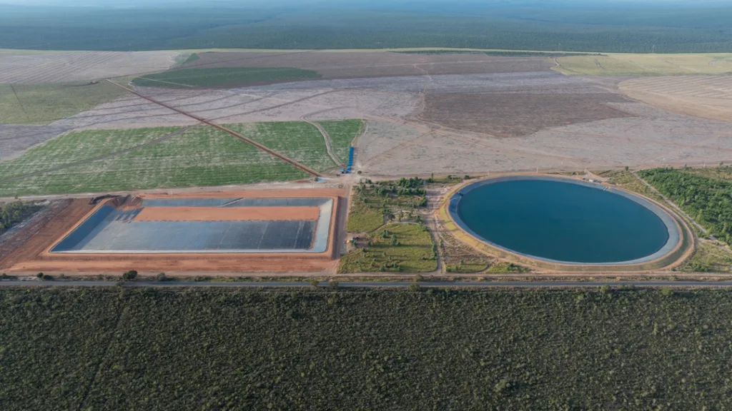 Área de monocultura em Correntina (BA) contrasta com trecho preservado do Cerrado e evidencia pressão sobre terra e recursos hídricos. Crédito: Felipe Abreu/Acervo ISPN