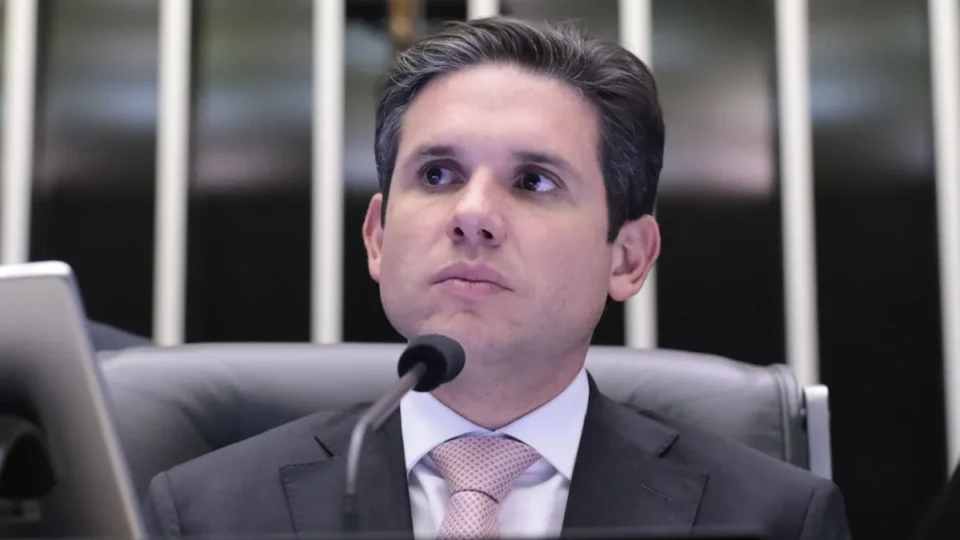 Renan Calheiros: emenda de Hugo Motta foi proposta para beneficiar Henrique Vorcaro