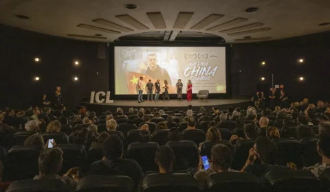 Sessão lotada marca pré-estreia de “Vai pra China, Eduardo” em São Paulo