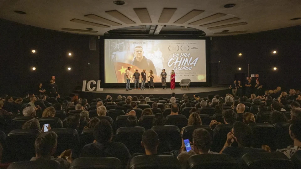 Sessão lotada marca pré-estreia de “Vai pra China, Eduardo” em São Paulo