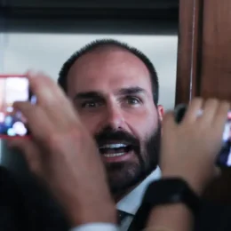 Eduardo Bolsonaro é demitido do cargo de escrivão na PF por abandono de cargo