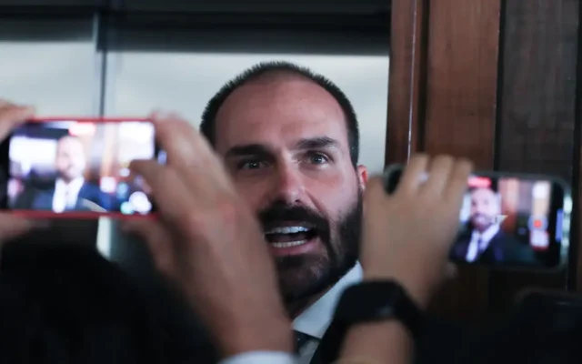 Eduardo Bolsonaro é demitido do cargo de escrivão na PF por abandono de cargo