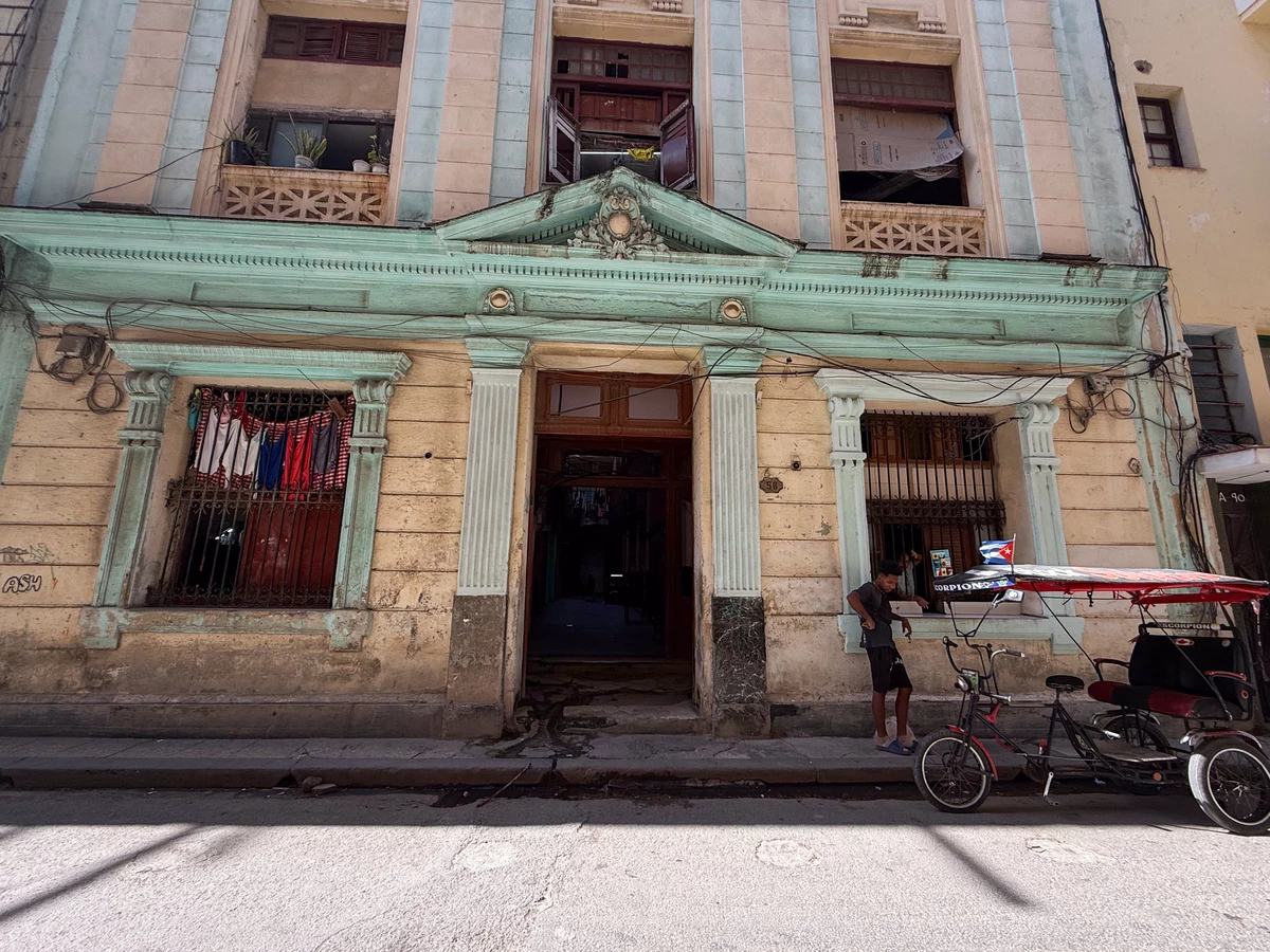 Fachada do cortiço (ou “solar”) Dos Salidas, no bairro de Havana Velha (Habana Vieja). Foto: Augusta Lunardi / Agência Pública 