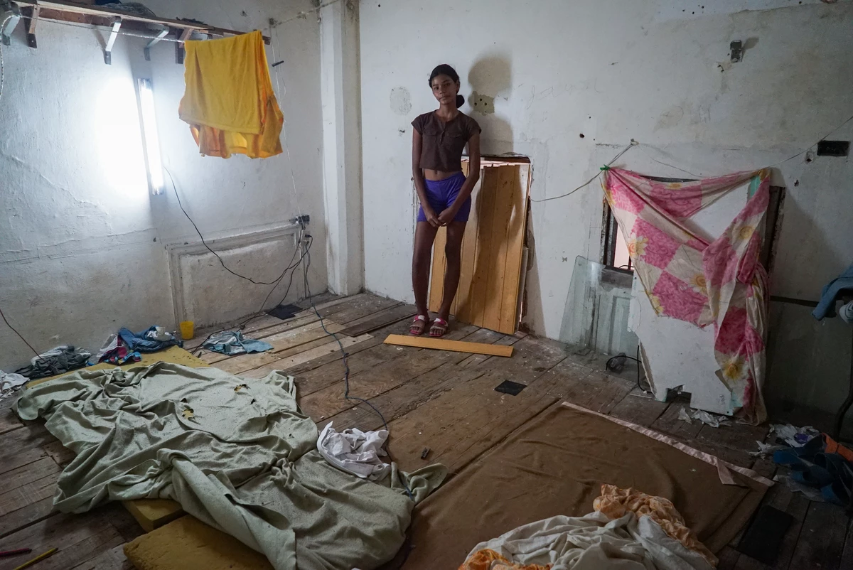Quarto no mezanino improvisado na casa de Lala Valdés. Na foto, a filha mais nova de Lala, Danischa, de 14 anos. Foto: Augusta Lunardi / Agência Brasil 