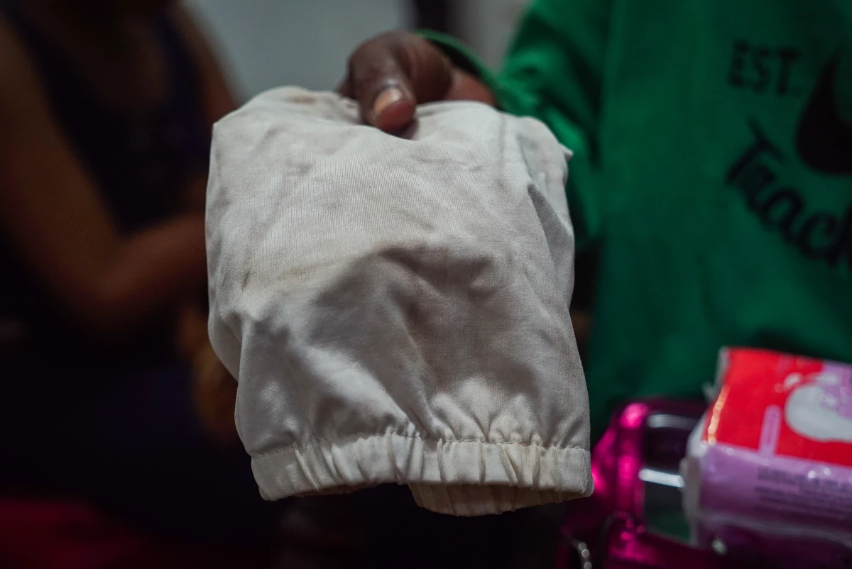 Na ausência de absorventes, Lala e Naomi improvisam usando pedaços de pano como este, enrolado em um pouco de algodão. Foto: Augusta Lunardi / Agência Pública 