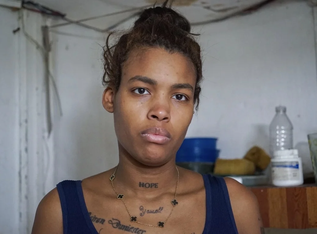 Sem acesso a itens básicos de higiene, mulheres, como Naomi Valdés, relatam a perda da conexão com a própria identidade. Foto: Augusta Lunardi / Agência Pública 