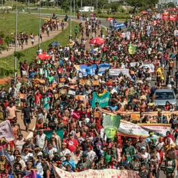 Indígenas de todo o Brasil ocupam a Esplanada dos Ministérios