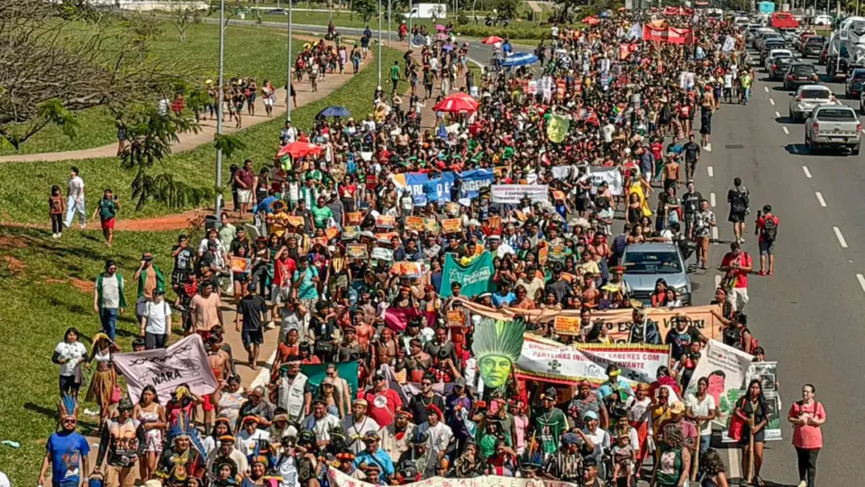 Indígenas de todo o Brasil ocupam a Esplanada dos Ministérios