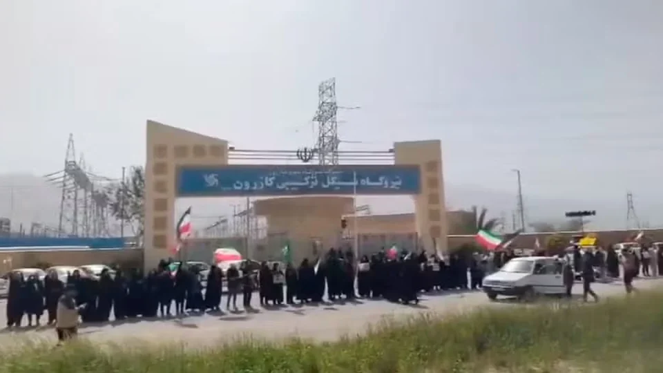 Após ultimato de Trump, iranianos cercam usina com corrente humana