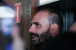 Moraes vota para condenar Eduardo Bolsonaro por difamação