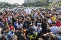 Motoristas protestam contra regulamentação do serviço por aplicativo
