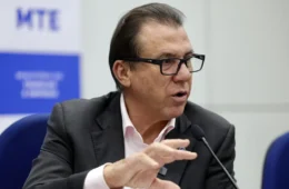 PECs da escala 6×1 não competem com proposta do governo, diz Marinho