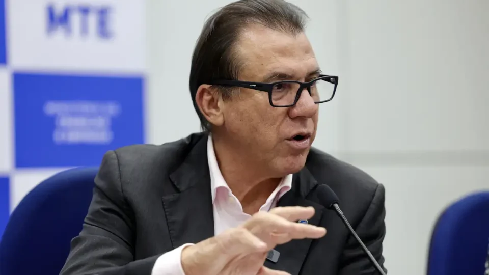 PECs da escala 6×1 não competem com proposta do governo, diz Marinho