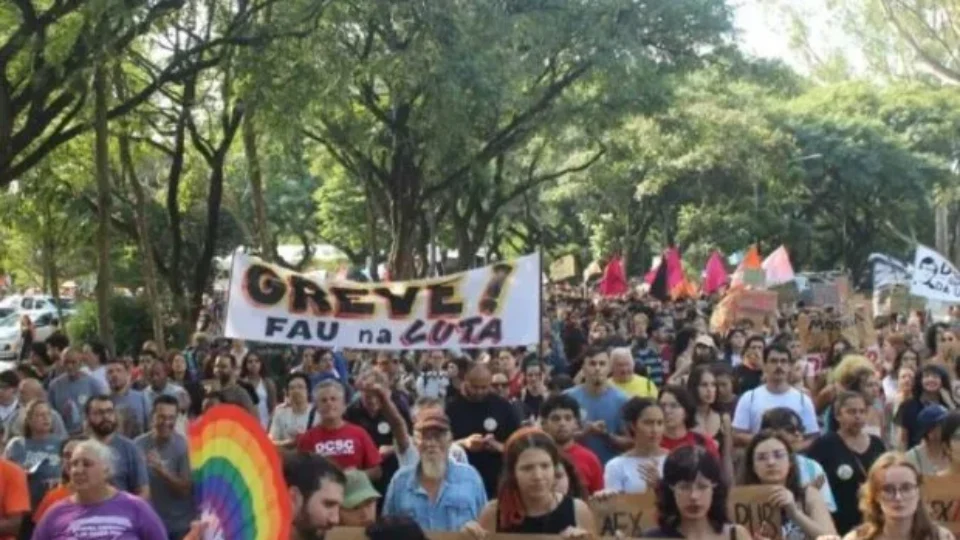 Estudantes da USP começam a votar greve; duas faculdades aprovaram paralisação
